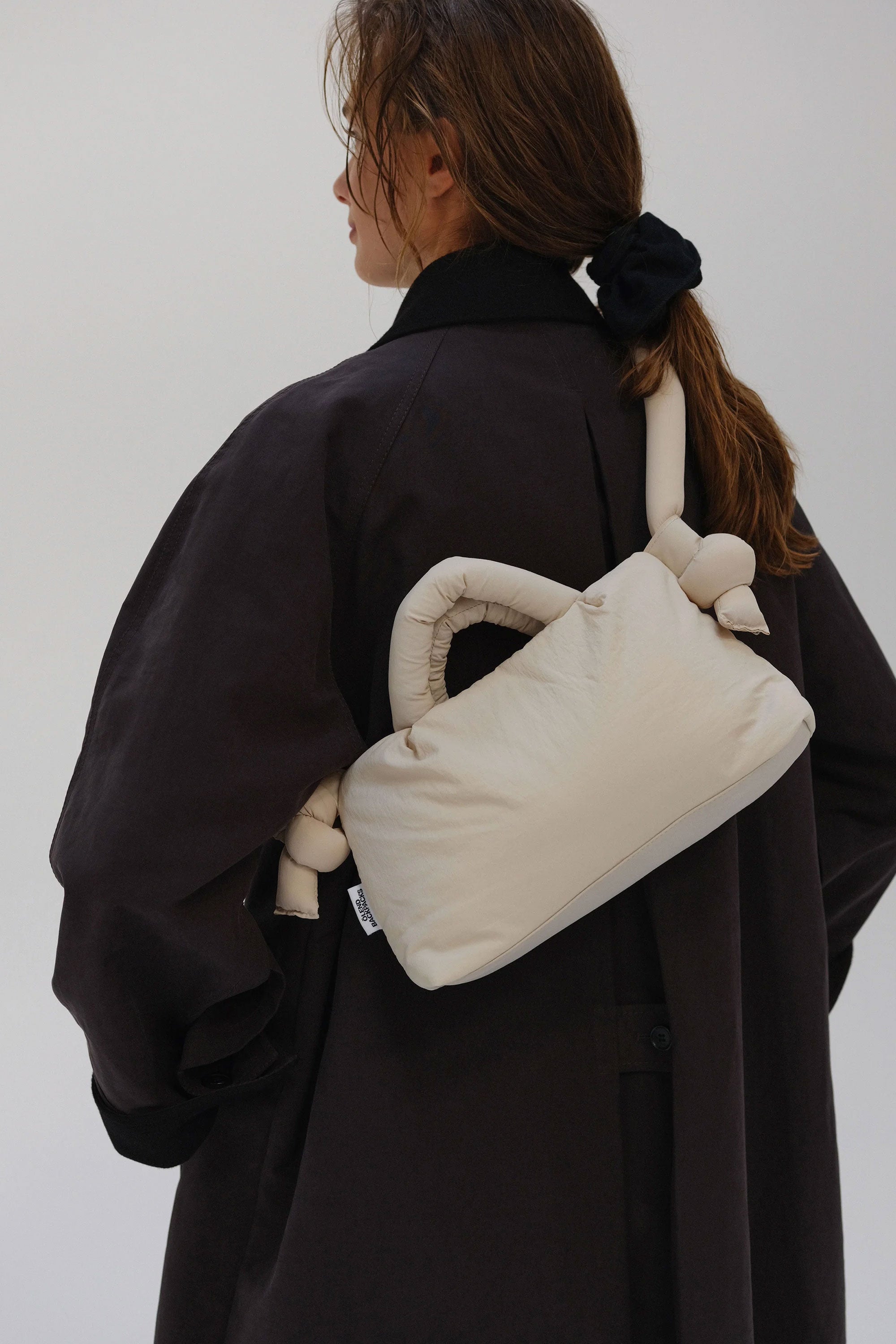 OLEND ハンドバッグ アイボリー SAND MINIONA SOFT BAG【RSL】 公式】ÖLEND オレンド MiniOna Soft Bag バッグ Sand – CHELSEA