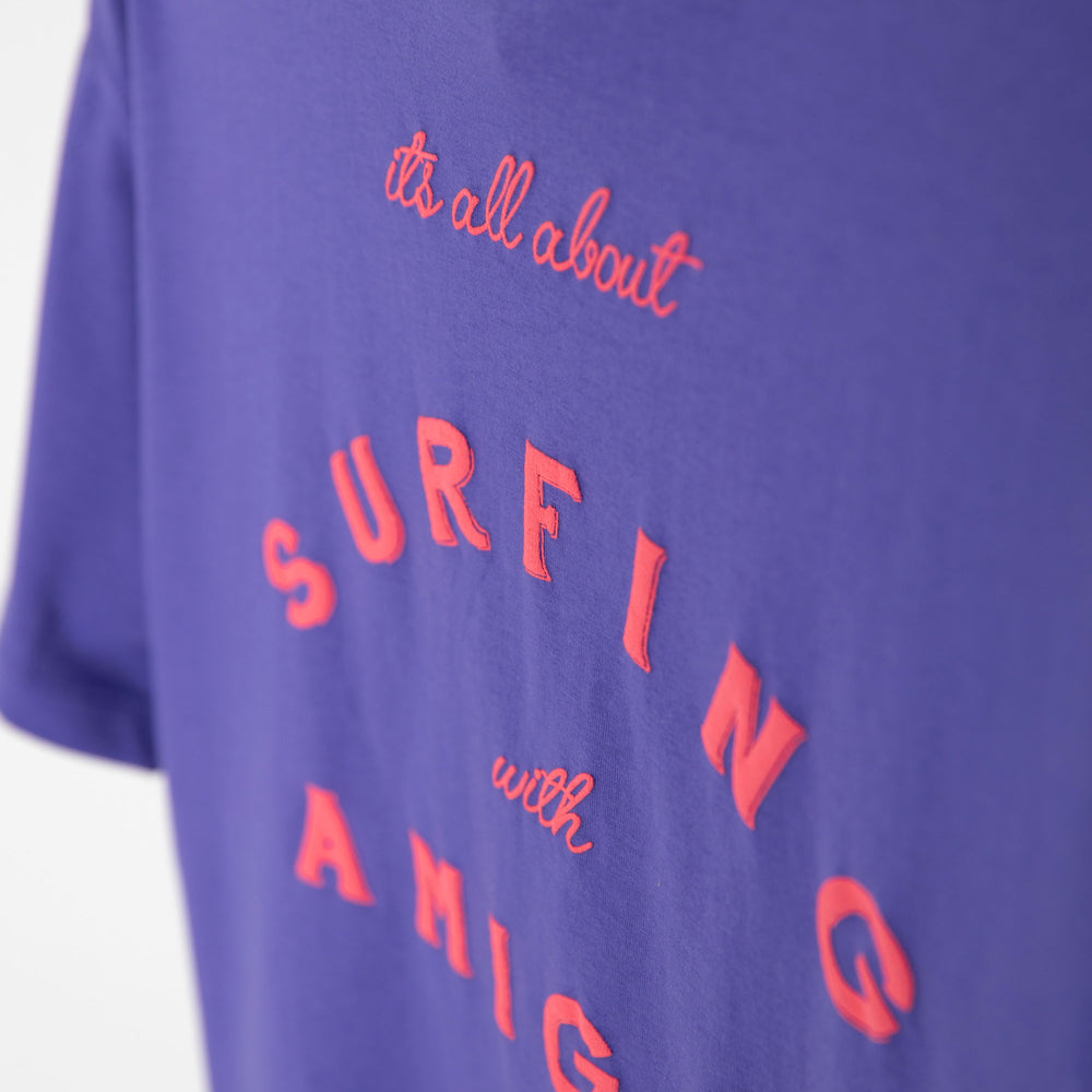 
                      
                        Pukas-Surf-Shop-surfing-with-amigas-tee-woman-purple
                      
                    