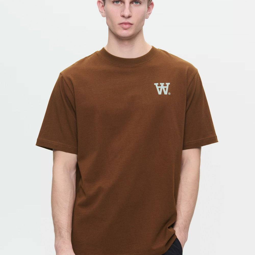 Pukas-Surf-Shop-tee-Man-Wood-Wood-WWAsa-Pointing-Soil