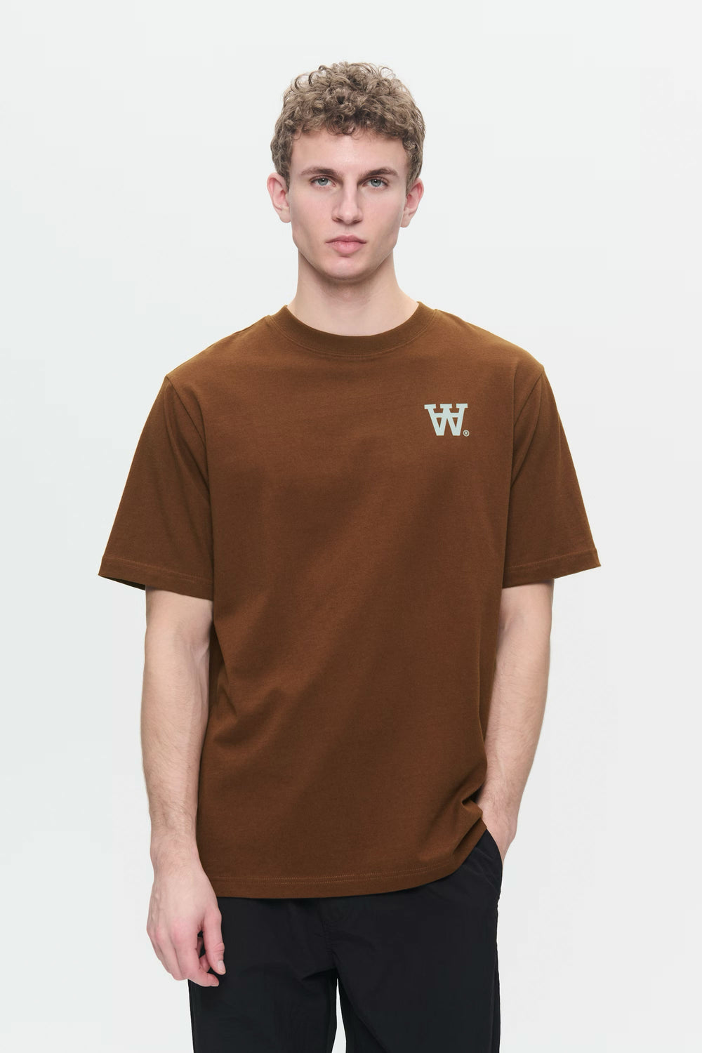 Pukas-Surf-Shop-tee-Man-Wood-Wood-WWAsa-Pointing-Soil