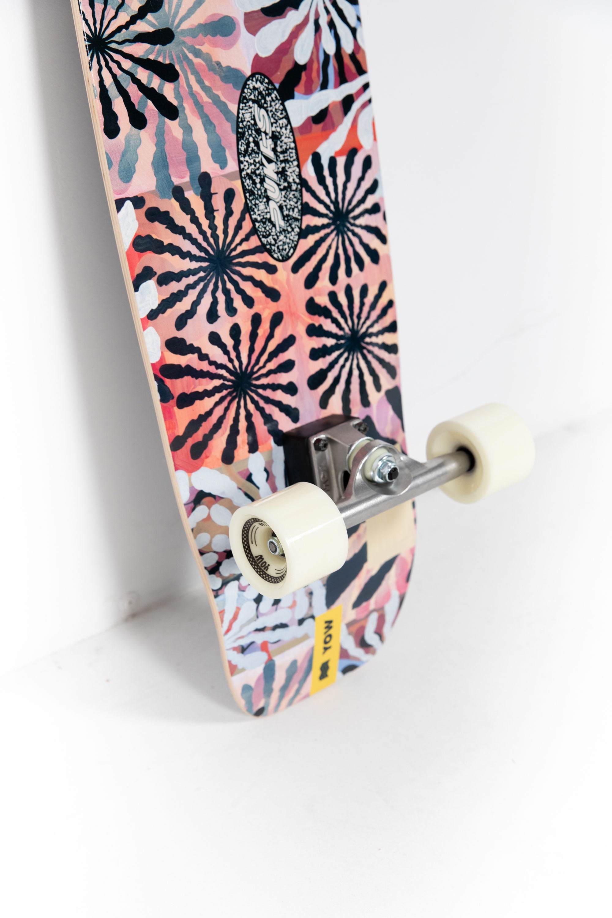 【数々のアワードを受賞】 YOW 34.5 ANEMONE PUKAS - スケートボード