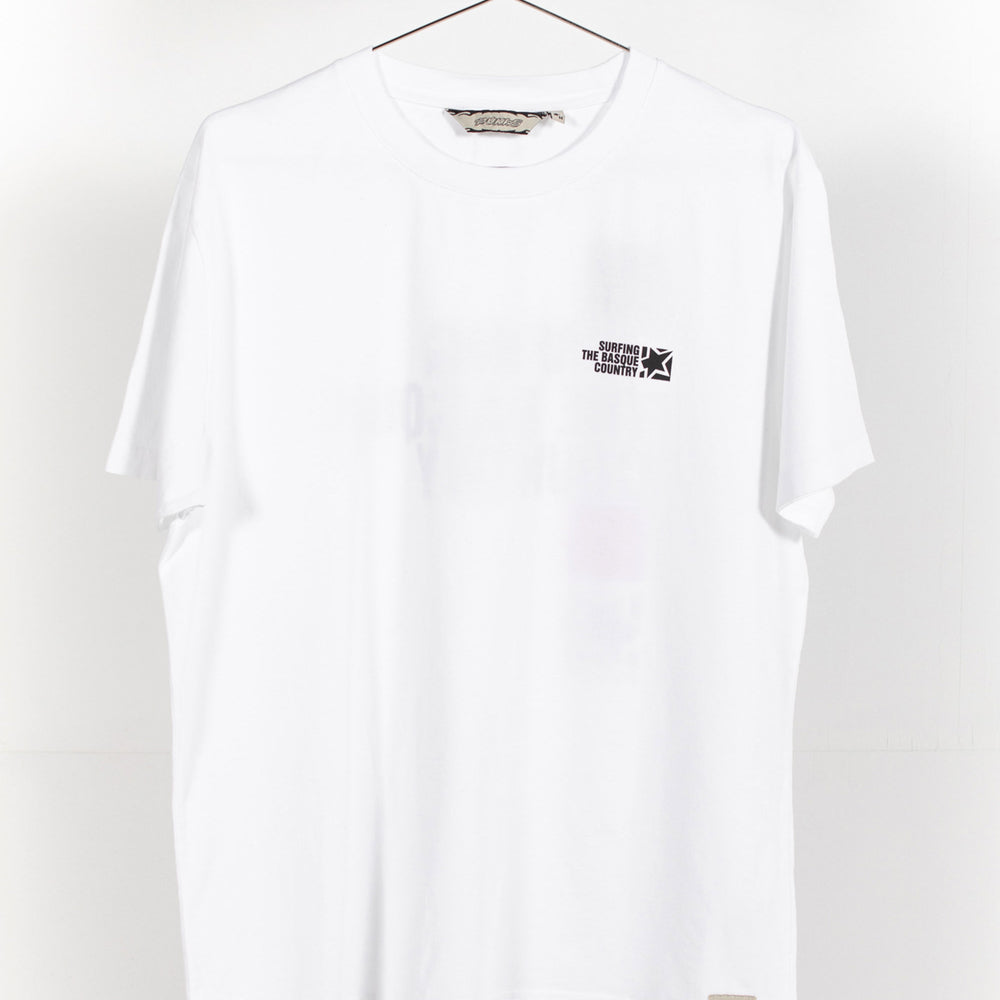 
                      
                        Pukas-Surf-Shop-Surfing-the-basque-country-white-tee-man
                      
                    