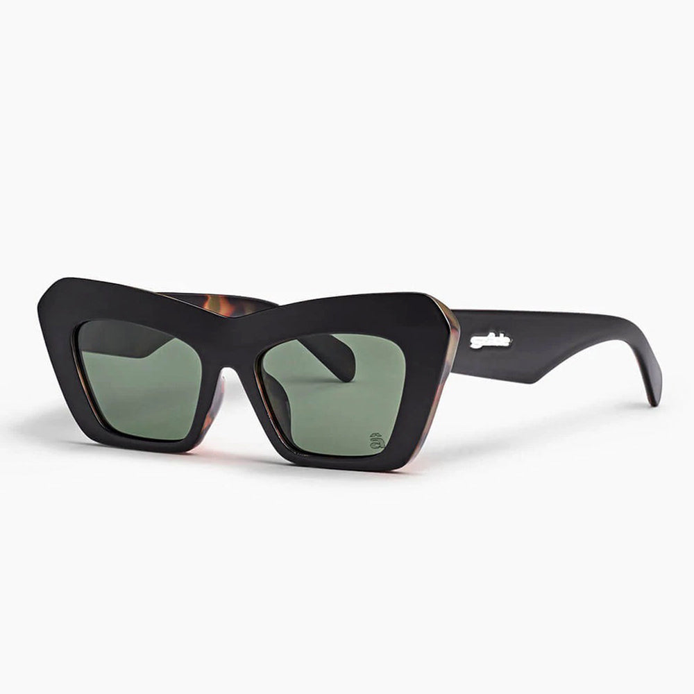 
                      
                            Pukas-Surf-Shop-Szane-Florey
                      
                    